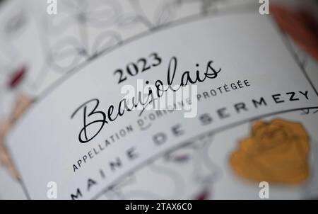 Nahaufnahme des Weinetiketts Beaujolais Nouveau 2023, einer vin de Primeur aus der Gamay-Traube, die am dritten Donnerstag im November jedes Jahres zum Verkauf angeboten wird. Be Stockfoto
