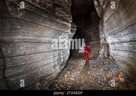 Caver in der Grotte de la Cocalière; Ardeche; Frankreich Stockfoto