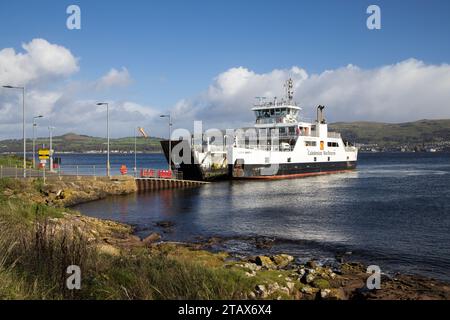 Loch Shira, Caledonian MacBrayne Fähre Docking in Great Cumbrae, Schottland, Großbritannien Stockfoto