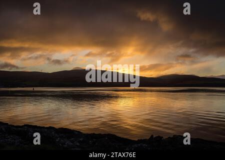 Sonnenaufgang aus Millport, Great Cumbrae, Schottland, Großbritannien Stockfoto