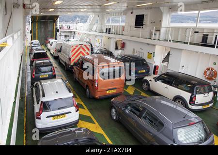 Fahrzeuge auf der Fähre von Largs nach Great Cumbrae, Schottland, Großbritannien Stockfoto