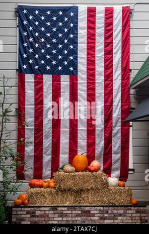 Eine große, 15 Fuß hohe Flagge der Vereinigten Staaten hängt an der Seite eines Gebäudes in den USA. Stockfoto