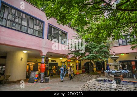 Grüne Zitadelle, Breiter Weg, Magdeburg, Sachsen-Anhalt, Deutschland *** Grüne Zitadelle, Breiter Weg, Magdeburg, Sachsen-Anhalt, Deutschland Credit: Imago/Alamy Live News Stockfoto