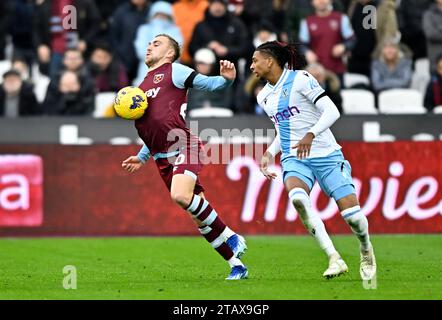 London, Großbritannien. Dezember 2023. Jarrod Bowen (West Ham) und Michael Olise (Crystal Palace) während des Spiels West Ham vs Crystal Palace Premier League im London Stadium, Stratford. Quelle: MARTIN DALTON/Alamy Live News Stockfoto