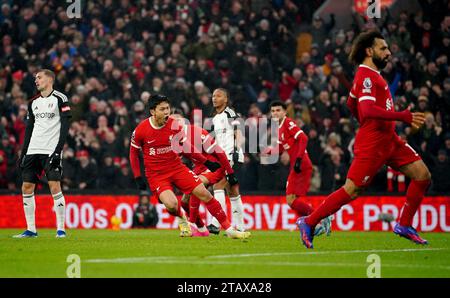 Der Liverpool-Spieler Wataru Endo (Mitte) feiert das dritte Tor des Spiels während des Premier League-Spiels in Anfield, Liverpool. Bilddatum: Sonntag, 3. Dezember 2023. Stockfoto