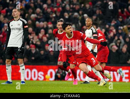 Der Liverpool-Spieler Wataru Endo (Mitte) feiert das dritte Tor des Spiels während des Premier League-Spiels in Anfield, Liverpool. Bilddatum: Sonntag, 3. Dezember 2023. Stockfoto