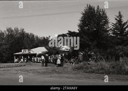 Apartheid Südafrika 1987, 1 von 3 Fotos. Weiße Einkäufer wurden von der Polizei bevorzugt, während eine lange Warteschlange von 30 bis 40 schwarzen Einkäufern draußen wartete. Hekpoort, Magaliesberg, Südafrika. Aus der Sammlung - Südafrika 1980er Jahre - Don Minnaar Fotoarchiv Stockfoto