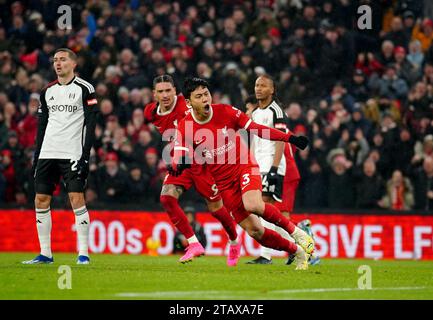 Der Liverpool-Spieler Wataru Endo (Mitte) feiert das dritte Tor des Spiels während des Premier League-Spiels in Anfield, Liverpool. Bilddatum: Sonntag, 3. Dezember 2023. Stockfoto