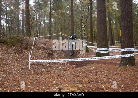 Fahrer bei einem XC Cross Country Rennen in einem Wald an einem nassen Tag Stockfoto