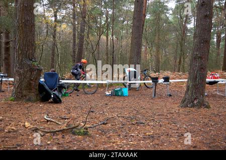 Fahrer bei einem XC Cross Country Rennen in einem Wald an einem nassen Tag Stockfoto