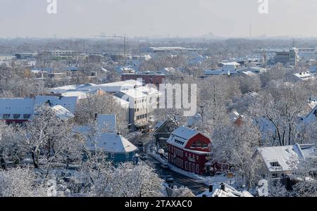 Dachau GER, Wintereinbruch und Schnee in Dachau/Bayern, 03.12.2023. Blick über das verschneite Dachau und die Gaststaette drei Rosen vom Dachauer Schloss/Schlossberg aus gesehen. Im Hintergrund ist der Olympiaturm in München zu erkennen. Deutschland, Wintereinbruch und Schnee in Dachau/Bayern, 03.12.2023. *** Dachau GER, Beginn von Winter und Schnee in Dachau Bayern, 03 12 2023 Blick über die verschneite Dachau und das Restaurant drei Rosen vom Schloss Dachau Schlossberg aus gesehen im Hintergrund sehen Sie den Olympiaturm in München GER, Winter und Schnee in Dachau Bayern, 03 12 2023 Copyright: x Stockfoto