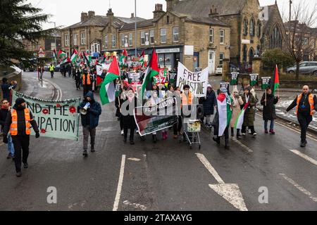 Bradford, Großbritannien. Dezember 2023. Palästina-Protest durchquert das Zentrum von Bradford. Beginnen Sie am Infirmary Gardens neben der Bradford Central Mosque und enden Sie am Centenary Square. Schätzungen zufolge nehmen 350 Demonstranten Teil. Credit Milo Chandler/Alamy Live News Stockfoto