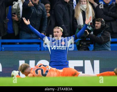 London, Großbritannien. Dezember 2023 - Chelsea gegen Brighton & Hove Albion - Premier League - Stamford Bridge. Chelsea's Mykhailo Mudryk appelliert an den Schiedsrichter um eine Strafe, die schließlich vom VAR verhängt wurde. Bildnachweis: Mark Pain / Alamy Live News Stockfoto