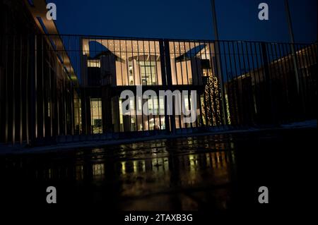 03. Dezember 2023, Berlin: Das Bundeskanzleramt steht in der sogenannten „blauen Stunde“ bei Dämmerung beleuchtet. Die Koalitionsregierung steht unter großem Druck, in der Haushaltskrise Entscheidungen zu treffen. Soll in diesem Jahr der Bundeshaushalt 2024 verabschiedet werden, müssen sich SPD, FDP und Grüne angesichts des Milliardendefizits nach dem Urteil des Bundesverfassungsgerichts bald auf einen Kurs einigen. Die Verhandlungen finden derzeit hauptsächlich in einer Dreierrunde mit Bundeskanzler Scholz (SPD), Vizekanzler Habeck (Grüne) und Finanzminister Lindner (FDP) statt. Foto: Fabian Sommer/ Stockfoto