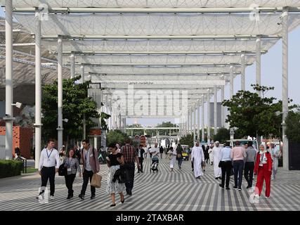 Dubai, Vereinigte Arabische Emirate. Dezember 2023. Besucher spazieren in der Grünen Zone der 28. Tagung der Konferenz der Vertragsparteien des Rahmenübereinkommens der Vereinten Nationen über Klimaänderungen (COP28) in Dubai, den Vereinigten Arabischen Emiraten, 3. Dezember 2023. Die Green Zone der COP28 wird am Sonntag auf der Expo City in Dubai für die Öffentlichkeit geöffnet. Quelle: Wang Dongzhen/Xinhua/Alamy Live News Stockfoto