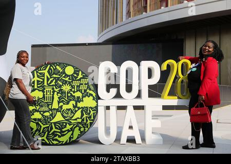 Dubai, Vereinigte Arabische Emirate. Dezember 2023. Besucher posieren für Fotos in der Grünen Zone der 28. Tagung der Konferenz der Vertragsparteien des Rahmenübereinkommens der Vereinten Nationen über Klimaänderungen (COP28) in Dubai, den Vereinigten Arabischen Emiraten, 3. Dezember 2023. Die Green Zone der COP28 wird am Sonntag auf der Expo City in Dubai für die Öffentlichkeit geöffnet. Quelle: Wang Dongzhen/Xinhua/Alamy Live News Stockfoto