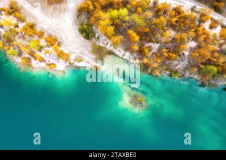 Wunderschöne herbstliche Landschaft des Flusses in den Wäldern aus der Vogelperspektive. Drohnenblick auf den Bergfluss mit türkisfarbenem Wasser im Wald im Herbst. Stockfoto
