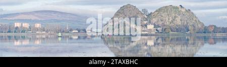 Dumbarton Castle auf vulkanischem Felsen mit Blick auf den Fluss Clyde mit Ben Lomond im Hintergrund Stockfoto