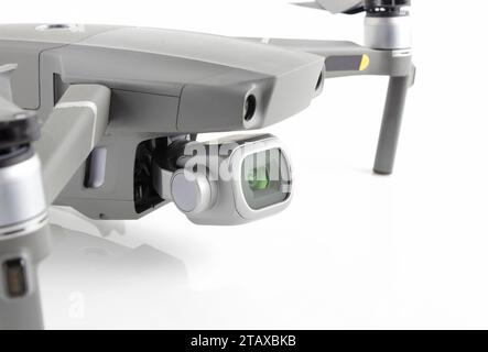 Drohnenkamera aus nächster Nähe. Quadcopter mit hochwertiger Digitalkamera auf weißem Hintergrund. Stockfoto