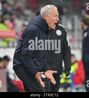 Mainz, Deutschland. Dezember 2023. Fußball: Bundesliga, FSV Mainz 05 - SC Freiburg, Spieltag 13, Mewa Arena Freiburg Trainer Christian Streich Credit: Torsten Silz/dpa - WICHTIGER HINWEIS: gemäß den Vorschriften der DFL Deutscher Fußball-Liga und des DFB Deutscher Fußball-Bundes ist es verboten, im Stadion und/oder des Spiels aufgenommene Fotografien in Form von sequenziellen Bildern und/oder videoähnlichen Fotoserien zu verwenden oder zu nutzen./dpa/Alamy Live News Stockfoto