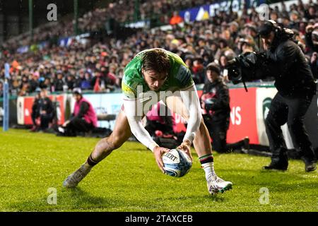 Ollie Hassell-Collins von Leicester Tigers erzielte den sechsten Versuch des Spiels während des Gallagher Premiership-Spiels im Mattioli Woods Welford Road Stadium in Leicester. Bilddatum: Sonntag, 3. Dezember 2023. Stockfoto