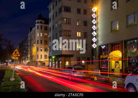 Aleksis Kiven katu Langzeitbelichtung mit Lichtspuren und Populus-Kanalbuchstaben oder Leuchtbuchstaben im Bezirk Harju in Helsinki, Finnland Stockfoto