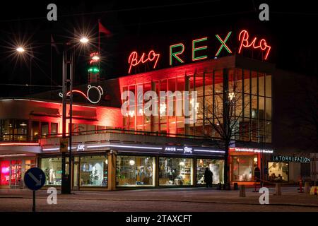 Legendäre Bio Rex-Neonlichter nach Einbruch der Dunkelheit auf dem funktionalistischen Lasipalatsi-Gebäude im Stadtteil Kamppi in Helsinki, Finnland Stockfoto