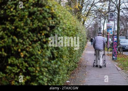 Senior mit einem Rollator unterwegs in Berlin-Prenzlauer Berg./Seniorin mit Rollator unterwegs in Berlin-Prenzlauer Berg. Senior *** Seniorin mit Rollator unterwegs in Berlin Prenzlauer Berg Seniorin mit Rollator unterwegs in Berlin Prenzlauer Berg Senior S-P202311212128.jpg Credit: Imago/Alamy Live News Stockfoto