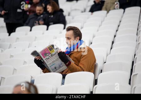 Crystal Palace Fan liest die Zeitung während des Premier League-Spiels zwischen West Ham United und Crystal Palace im London Stadium, Stratford am Sonntag, den 3. Dezember 2023. (Foto: Federico Guerra Maranesi | MI News) Credit: MI News & Sport /Alamy Live News Stockfoto