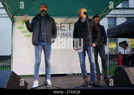 Hamze Awawd (links), ein palästinensischer Friedensaktivist, der in Ramallah lebt, der besetzte West Ban und Magen Inon, deren Eltern beide am 7. Oktober in Israel von der Hamas getötet wurden, sprechen während einer Mahnwache gegen Hass auf der Richmond Terrace gegenüber der Downing Street in London. Die Veranstaltung mit dem Titel Building Bridges, Together for Humanity spricht sich sowohl gegen Antisemitismus als auch gegen antimuslimischen Hass aus und fordert uns auf, die gemeinschaftlichen Beziehungen in Großbritannien zu schützen. Bilddatum: Sonntag, 3. Dezember 2023. Stockfoto