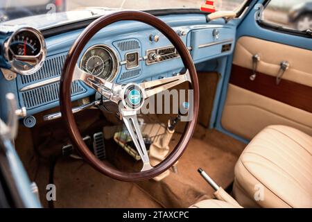 1966 Volkswagen Käfer. Fahrzeuginnenraum. Armaturenbrett, Tachometer, Lenkrad, Radio. Stockfoto