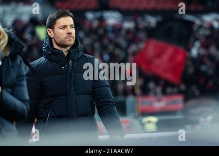 Leverkusen, Deutschland. Dezember 2023. Fußball: Bundesliga, Bayer Leverkusen - Borussia Dortmund, Spieltag 13, BayArena. Leverkusen Coach Xabi Alonso blickt auf das Spiel voraus. Hinweis: Marius Becker/dpa – WICHTIGER HINWEIS: gemäß den Vorschriften der DFL Deutscher Fußball-Liga und des DFB Deutscher Fußball-Bundes ist es verboten, im Stadion und/oder des Spiels aufgenommene Fotografien in Form von sequenziellen Bildern und/oder videoähnlichen Fotoserien zu verwenden oder zu nutzen./dpa/Alamy Live News Stockfoto