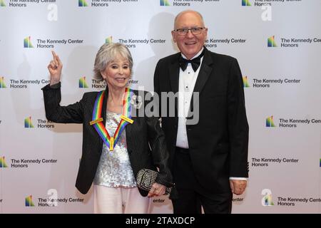 Rita Moreno und ihr Gast John Ferguson kommen am Samstag, den 2. Dezember 2023, zur Medallion-Zeremonie zu Ehren der Empfänger der 46. Jährlichen Kennedy Center Honorare im Außenministerium in Washington, DC. Die Preisträger 2023 sind: Schauspieler und Komiker Billy Crystal, die gefeierte Sopranistin Renee Fleming, der britische Singer-Songwriter-Produzent und Mitglied der Bee Gees, Barry Gibb, Rapper, Sängerin und Schauspielerin Queen Latifah und die Sängerin Dionne Warwick. Credit: Ron Sachs/Pool via CNP/MediaPunch Stockfoto