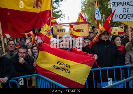 Madrid, Spanien. Dezember 2023. Menschen, die in der Nähe des PSOE-Hauptquartiers gegen die Amnestievereinbarung protestieren, die von der Regierung der sozialistischen Partei PSOE für Menschen vorgeschlagen wurde, die an dem gescheiterten Unabhängigkeitsantrag Kataloniens im Jahr 2017 beteiligt waren. Quelle: Marcos del Mazo/Alamy Live News Stockfoto