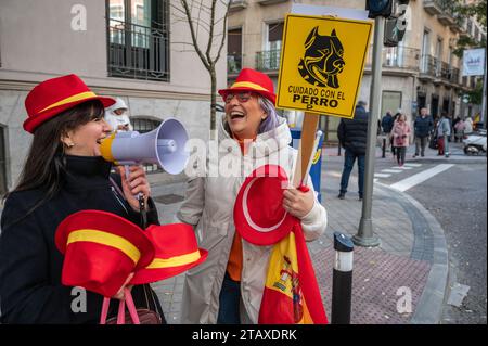 Madrid, Spanien. Dezember 2023. Frauen protestieren in der Nähe des PSOE-Hauptquartiers gegen das Amnestieabkommen, das von der Regierung der sozialistischen Partei PSOE für Menschen vorgeschlagen wurde, die an dem gescheiterten Unabhängigkeitsantrag Kataloniens im Jahr 2017 beteiligt waren. Quelle: Marcos del Mazo/Alamy Live News Stockfoto