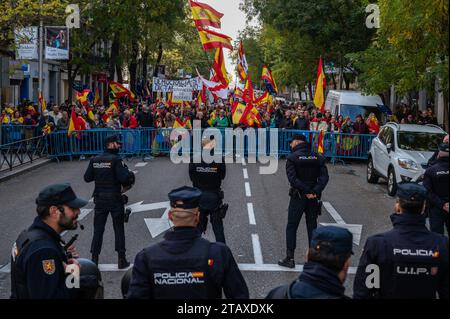 Madrid, Spanien. Dezember 2023. Menschen, die in der Nähe des PSOE-Hauptquartiers gegen die Amnestievereinbarung protestieren, die von der Regierung der sozialistischen Partei PSOE für Menschen vorgeschlagen wurde, die an dem gescheiterten Unabhängigkeitsantrag Kataloniens im Jahr 2017 beteiligt waren. Quelle: Marcos del Mazo/Alamy Live News Stockfoto