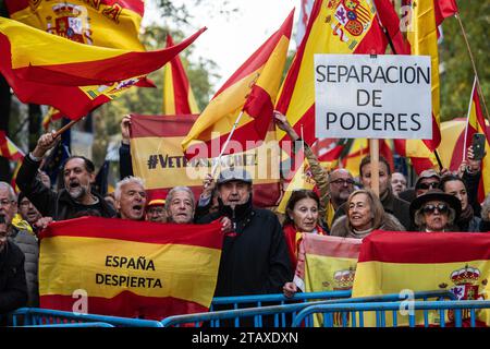 Madrid, Spanien. Dezember 2023. Menschen, die in der Nähe des PSOE-Hauptquartiers gegen die Amnestievereinbarung protestieren, die von der Regierung der sozialistischen Partei PSOE für Menschen vorgeschlagen wurde, die an dem gescheiterten Unabhängigkeitsantrag Kataloniens im Jahr 2017 beteiligt waren. Quelle: Marcos del Mazo/Alamy Live News Stockfoto