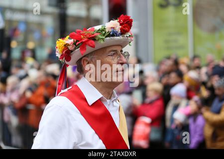 Manchester, Großbritannien. Dezember 2023. Die Manchester Christmas Parade ist auf dem Weg durch die Straßen der Stadt, mit all den üblichen Charakteren wie dem Weihnachtsmann und den echten Elfen. Eine Pipe Band und Trommelgruppe Salva liefern einige der Klänge mit Familien entlang der Straßen, um einen Blick auf einige der riesigen Marionetten und die lebensgroße Kugel mit Snow Queen zu werfen. Manchester, Großbritannien. Stockfoto