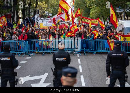 Madrid, Spanien. Dezember 2023. Menschen, die in der Nähe des PSOE-Hauptquartiers gegen die Amnestievereinbarung protestieren, die von der Regierung der sozialistischen Partei PSOE für Menschen vorgeschlagen wurde, die an dem gescheiterten Unabhängigkeitsantrag Kataloniens im Jahr 2017 beteiligt waren. Quelle: Marcos del Mazo/Alamy Live News Stockfoto