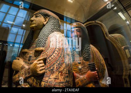 Louvre Museum, Paris, Frankreich. Ausstellung von Leichensärgen und Mumien. Galerie des alten Ägypten. Stockfoto