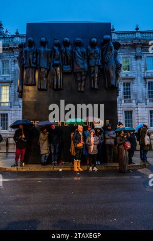 London, Großbritannien. Dezember 2023. Unter dem Denkmal für Frauen des Zweiten Weltkriegs wurden Candles und Phone in Erinnerung gehalten – Building Bridges, Together for Humanity, eine Versammlung außerhalb der Downing Street, um „sowohl gegen Antisemitismus als auch gegen antimuslimischen Hass zu sprechen“. Bei der Kundgebung traten Glaubensführer und Politiker „im ersten Massenereignis seiner Art“, seit Hamas-Militante Israel am 7. Oktober attackierten, trauernden Familien bei. Die Mahnwache fand mit einem Bcakdrop des Verteidigungsministeriums statt. Guy Bell/Alamy Live News Stockfoto