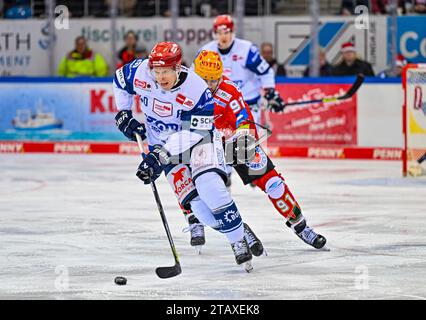 Bremerhaven, Deutschland. Dezember 2023. Ken Andre Olimb (Schwenninger Wild Wings, #40) verfolgt von Miha Verlic (Fischtown Pinguins Bremerhaven, #91). Fischtown Pinguins Bremerhaven gegen Schwenninger Wild Wings, Eishockey, DEL, 24. Spieltag, Saison 2023/2024, 03.12.2023. Foto: Eibner-Pressefoto/Jasmin Wagner Credit: dpa/Alamy Live News Stockfoto