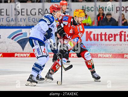 Bremerhaven, Deutschland. Dezember 2023. Boaz Bassen (Schwenninger Wild Wings, #64) und Lukas Kaelble (Fischtown Pinguins Bremerhaven, #49). Fischtown Pinguins Bremerhaven gegen Schwenninger Wild Wings, Eishockey, DEL, 24. Spieltag, Saison 2023/2024, 03.12.2023. Foto: Eibner-Pressefoto/Jasmin Wagner Credit: dpa/Alamy Live News Stockfoto