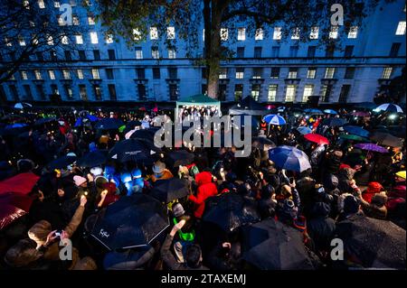 London, Großbritannien. Dezember 2023. Kerzen und Telefon wurden in Erinnerung gehalten - Building Bridges, Together for Humanity, ein Treffen außerhalb der Downing Street, um sich „gegen Antisemitismus und anti-muslimischen Hass auszusprechen“. Bei der Kundgebung traten Glaubensführer und Politiker „im ersten Massenereignis seiner Art“, seit Hamas-Militante Israel am 7. Oktober attackierten, trauernden Familien bei. Die Mahnwache fand mit einem Bcakdrop des Verteidigungsministeriums und den Statuen der Feldmarschälle Montgomery und Slim statt. Guy Bell/Alamy Live News Stockfoto