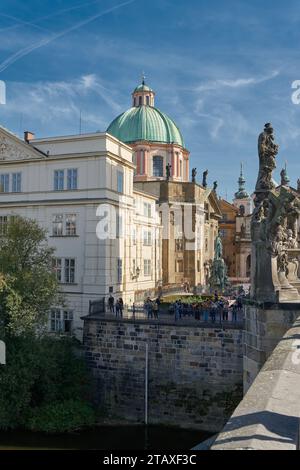 Blick von der Karlsbrücke auf die Kirche St. Franziskus Seraph, Kostel sv. Františka Serafinského am Ufer der Moldau in Prag Stockfoto