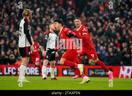 Der Liverpool-Spieler Wataru Endo (Mitte) feiert das dritte Tor des Spiels während des Premier League-Spiels in Anfield, Liverpool. Bilddatum: Sonntag, 3. Dezember 2023. Stockfoto