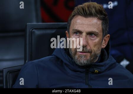 Mailand, Italien. Dezember 2023. Eusebio Di Francesco Head Coach von Frosinone Calcio sieht sich beim Fußballspiel der Serie A 2023-24 zwischen AC Milan und Frosinone Calcio im San Siro Stadion an. Endpunktzahl: Mailand 3:1 Frosinone. Quelle: SOPA Images Limited/Alamy Live News Stockfoto