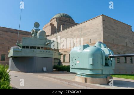 Canberra Australia – 24. Januar 2011; Turm und Kanone des Zerstörers HMAS Arunta im Ground Australian war Museum. Stockfoto