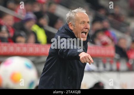 Mainz, Deutschland. Dezember 2023. Fußball: Bundesliga, FSV Mainz 05 - SC Freiburg, Spieltag 13, Mewa Arena. Freiburger Trainer Christian Streich. Hinweis: Torsten Silz/dpa – WICHTIGER HINWEIS: gemäß den Vorschriften der DFL Deutscher Fußball-Liga und des DFB Deutscher Fußball-Bundes ist es verboten, im Stadion und/oder des Spiels aufgenommene Fotografien in Form von sequenziellen Bildern und/oder videoähnlichen Fotoserien zu verwenden oder zu nutzen./dpa/Alamy Live News Stockfoto