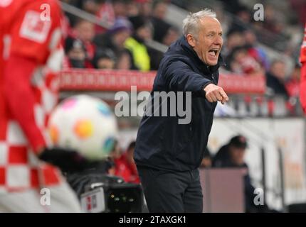 Mainz, Deutschland. Dezember 2023. Fußball: Bundesliga, FSV Mainz 05 - SC Freiburg, Spieltag 13, Mewa Arena. Freiburger Trainer Christian Streich. Hinweis: Torsten Silz/dpa – WICHTIGER HINWEIS: gemäß den Vorschriften der DFL Deutscher Fußball-Liga und des DFB Deutscher Fußball-Bundes ist es verboten, im Stadion und/oder des Spiels aufgenommene Fotografien in Form von sequenziellen Bildern und/oder videoähnlichen Fotoserien zu verwenden oder zu nutzen./dpa/Alamy Live News Stockfoto